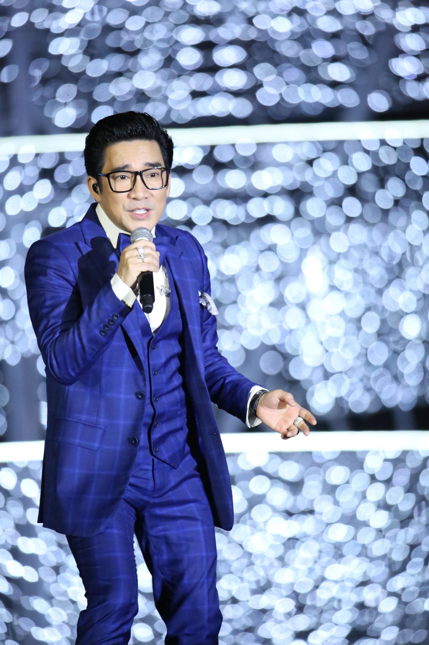 Ca sĩ Quang Hà mang đến Người đẹp biển ca khúc Người tình trăm năm và hâm nóng không khí đêm diễn trên nền nhạc Dancing all night.