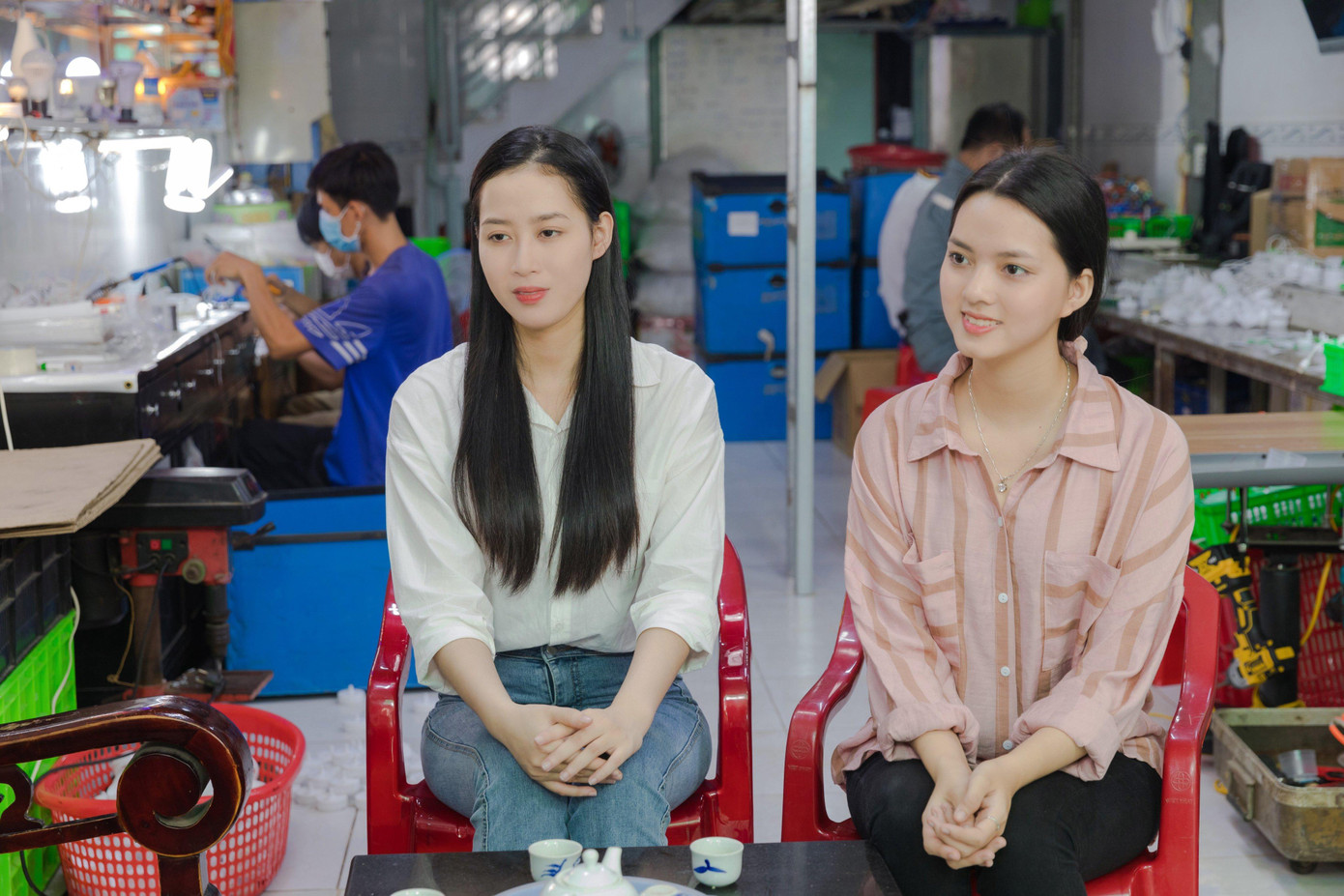 Tiến sĩ Trần Văn Tín (ngoài cùng bên trái) được coi là người &quot;chắp cánh&quot; ước mơ cho người lao động khuyết tật, giúp họ tự kiếm sống bằng sức lực của mình.