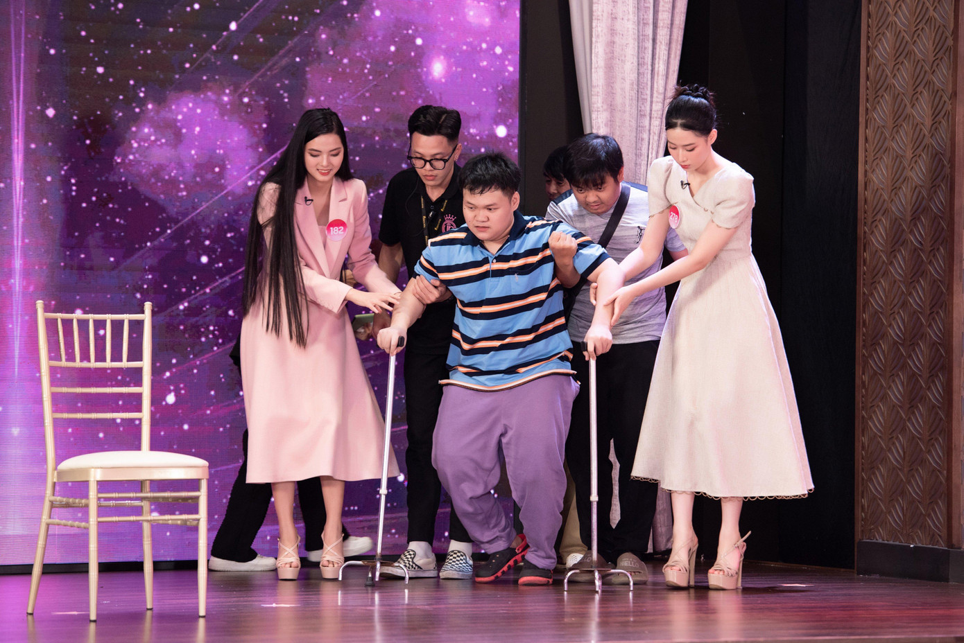 Trang Thảo và Phương Nhung xuất hiện cùng những người lao động khuyết tật tại trung tâm của thầy Tín.