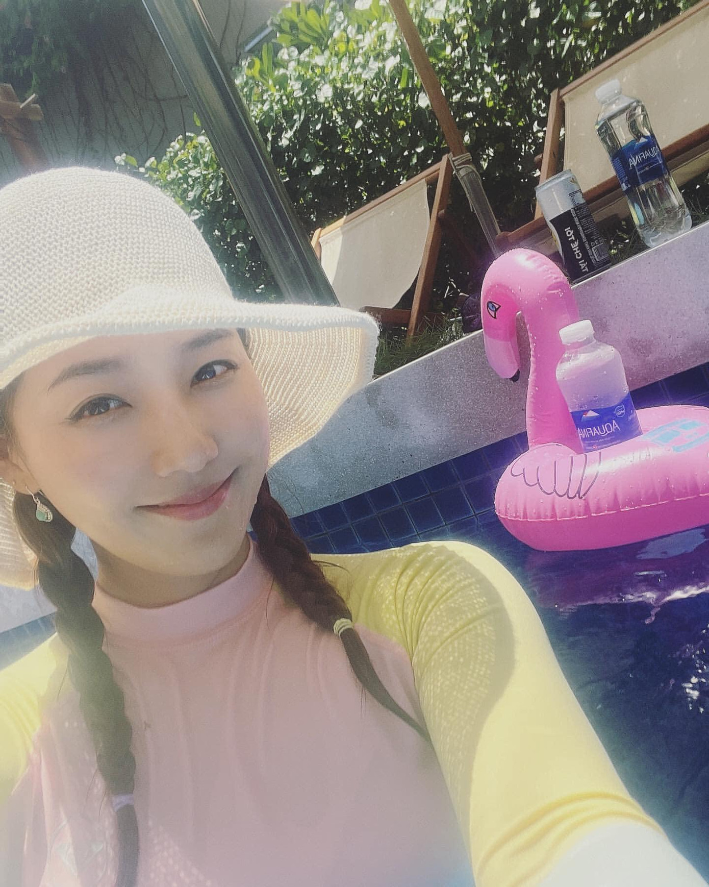 Eugene sinh năm 1981, từng ra mắt trong nhóm nhạc S.E.S vào năm 1997 và được tôn vinh là "nữ thần đẹp nhất Kpop", "mỹ nhân đẹp nhất Hàn Quốc".