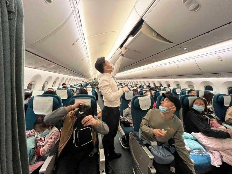 Lúc 19 giờ 35 ngày 7/3 theo giờ địa phương, chuyến bay giải cứu đầu tiên chở người sơ tán từ Ukraine đã cất cánh từ Sân bay quốc tế Henri Coandă ở Thủ đô Bucharest của Romania. (Ảnh: CTV/Vietnam+)