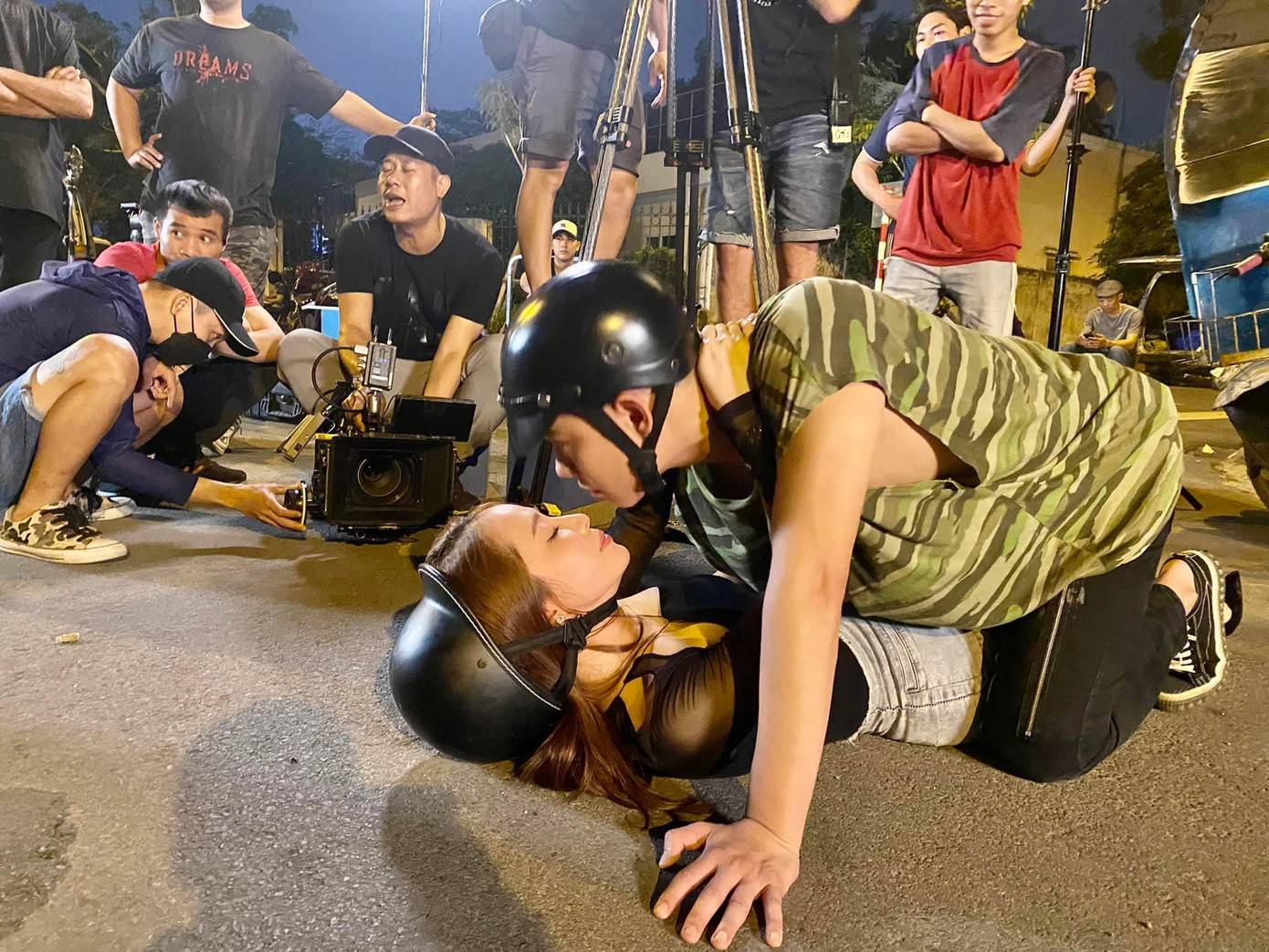 Cảnh hôn của "cặp đôi oan gia" Minh Minh và Quang Hào. Ảnh: NVCC Cảnh hôn của "cặp đôi oan gia" Minh Minh và Quang Hào. Ảnh: NVCC