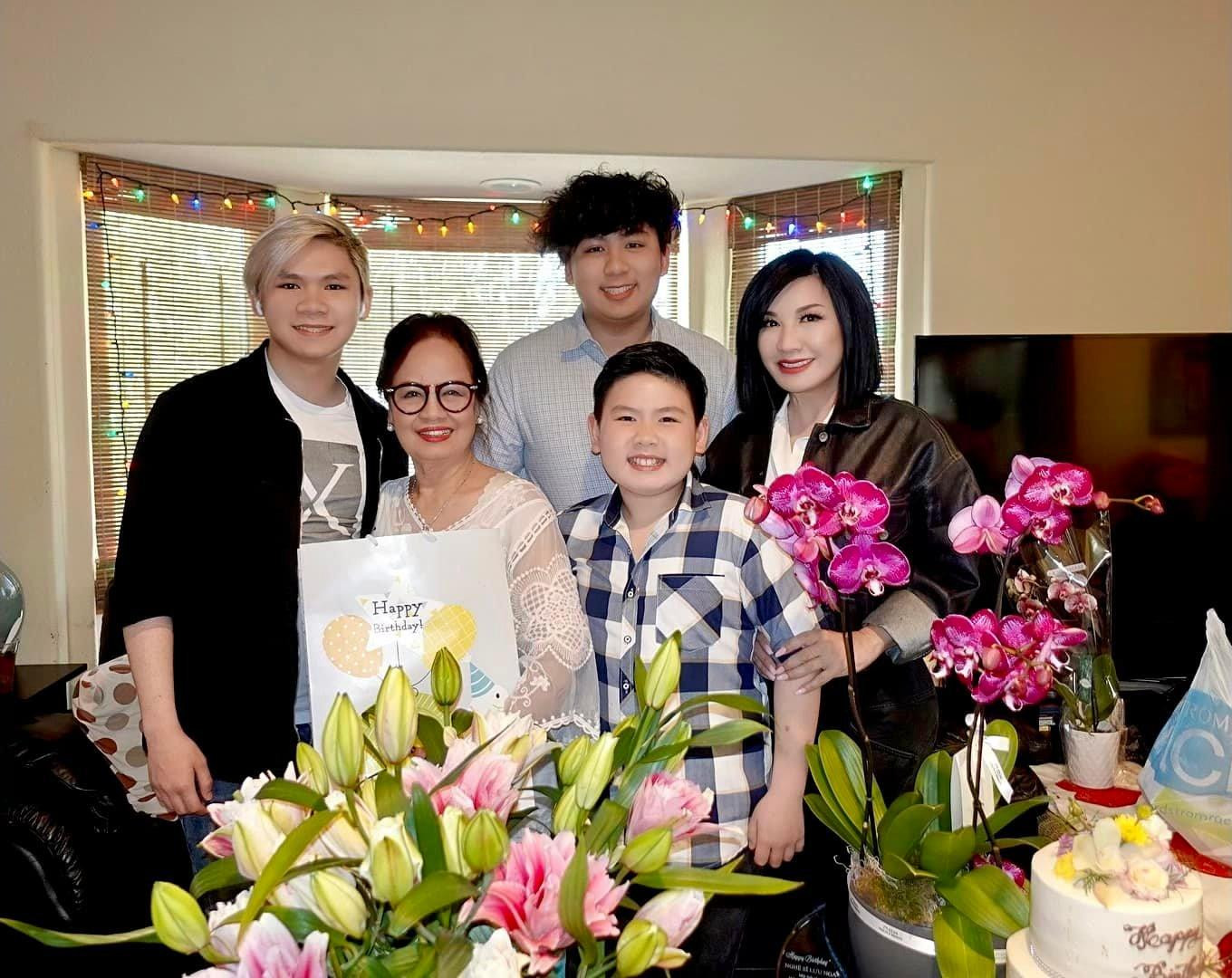 Trizzie Phương Trinh cùng 3 con tổ chức sinh nhật cho mẹ Bằng Kiều Trizzie Phương Trinh cùng 3 con tổ chức sinh nhật cho mẹ Bằng Kiều