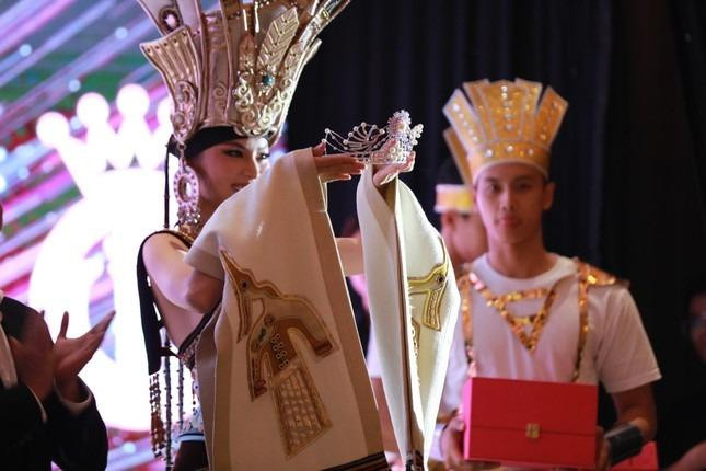 Hai vương miện dành cho hai á hậu của cuộc thi năm nay với 4.000 viên đá quý được đính kết.