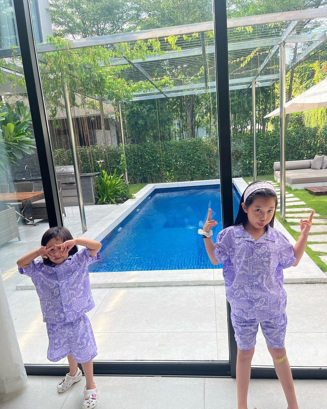 Cả hai có với nhau hai cô công chúa xinh xắn là Rohee và Lorin.