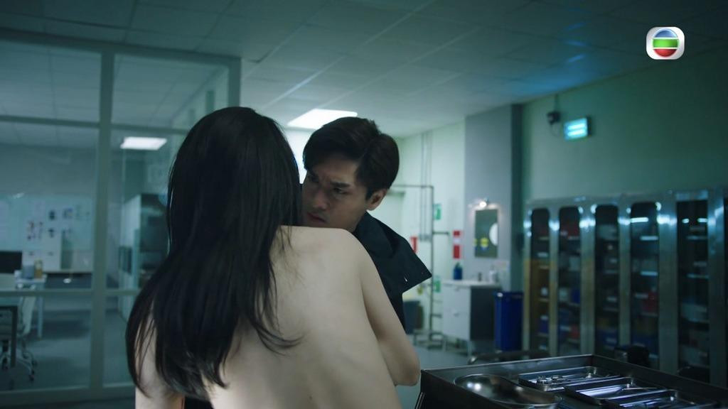 Thái Khiết ở trạng thái khỏa thân trên màn ảnh, song nữ diễn viên chia sẻ đây là kết quả của góc máy quay, cô được che chắn kỹ càng. Ảnh: Topick.