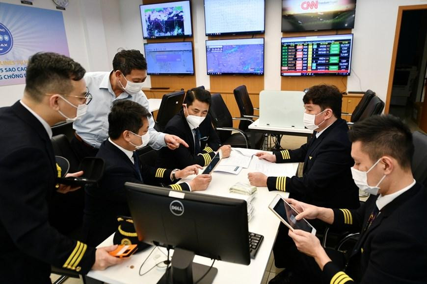 Các phi công họp bàn lại kế hoạch, công tác chuẩn bị đón công dân Việt Nam tại Romania về nước. (Ảnh: CTV/Vietnam+)