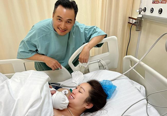 Chi Bảo và vợ đón con đầu lòng hôm 1/1.