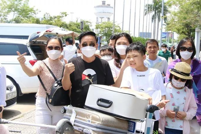 Du khách Nguyễn Văn Thành (quê Hà Nội) phấn khởi cho biết gia đình đã săn vé, đặt tour du lịch Đà Nẵng vào hơn 2 tháng trước. Ngay sau khi đáp sân bay Đà Nẵng, đại gia đình sẽ tham quan bãi biển, Bà Nà Hills và các địa điểm công cộng khác theo kế hoạch