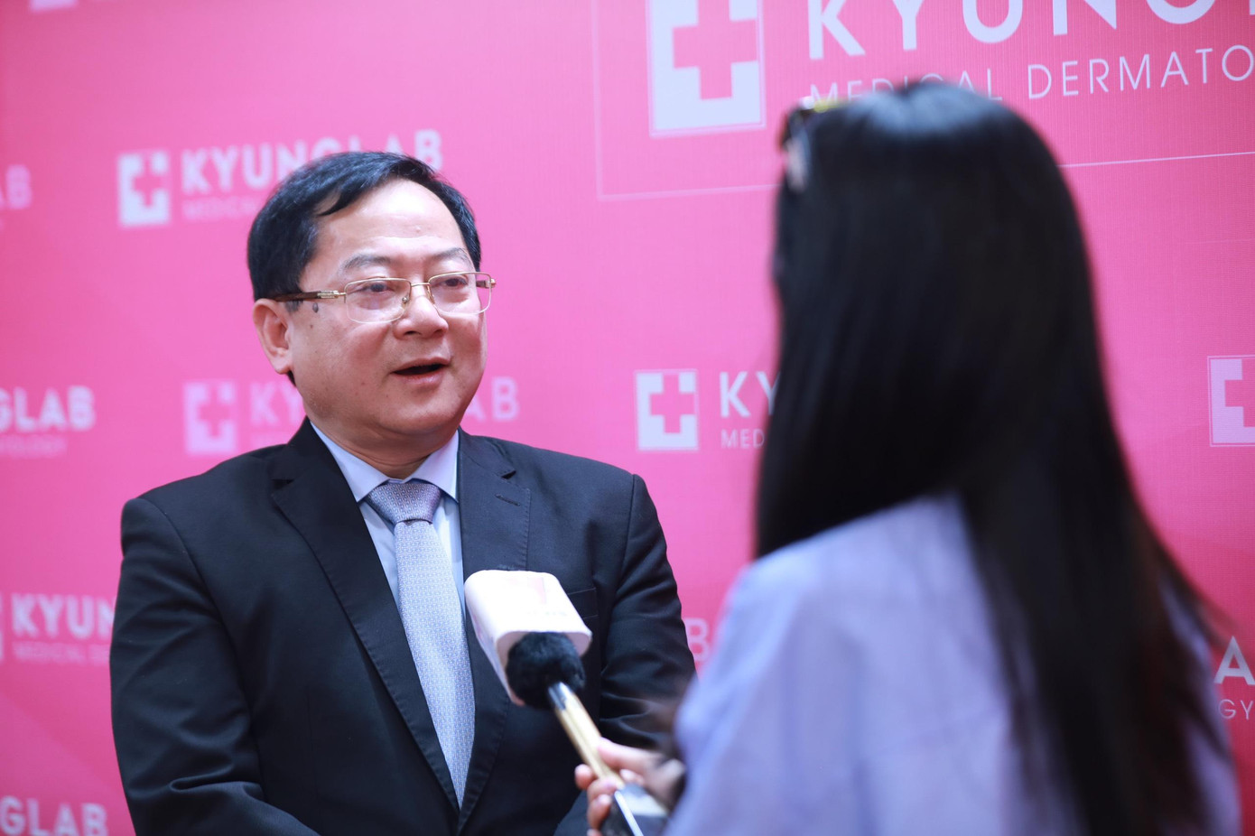 Nhà báo Lê Xuân Sơn, Tổng biên tập báo Tiền Phong, trưởng BTC kiêm trưởng ban giám khảo Hoa hậu Việt Nam 2022. Nhà báo Lê Xuân Sơn, Tổng biên tập báo Tiền Phong, trưởng BTC kiêm trưởng ban giám khảo Hoa hậu Việt Nam 2022.