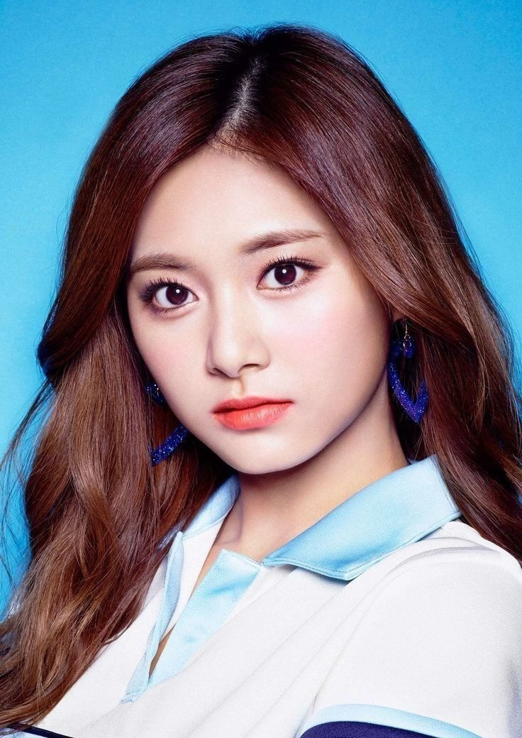 Sở hữu gương mặt thanh tú, Tzuyu - em út nhóm nhạc nữ TWICE xếp hạng 10. Nhan sắc của Tzuyu liên tục góp mặt trong top 100 khuôn mặt đẹp nhất thế giới từ năm 2015 đến nay. Sở hữu gương mặt thanh tú, Tzuyu - em út nhóm nhạc nữ TWICE xếp hạng 10. Nhan sắc của Tzuyu liên tục góp mặt trong top 100 khuôn mặt đẹp nhất thế giới từ năm 2015 đến nay.