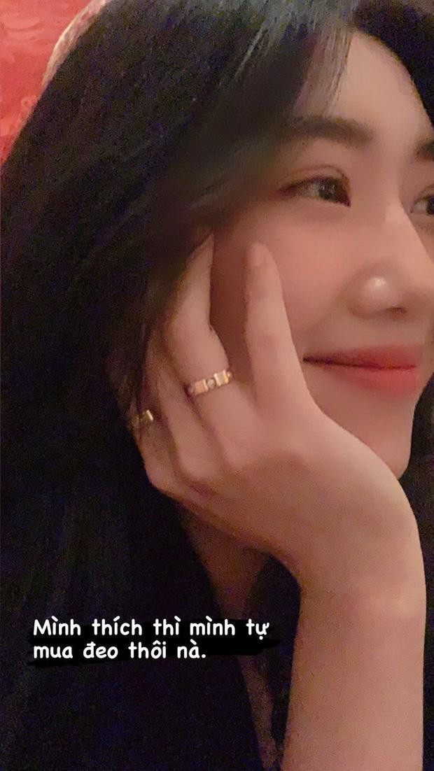 Tuy nhiên, Thúy Ngân đã nhanh chóng có câu trả lời. Cô giải thích: &quot;Mình thích thì mình tự mua đeo thôi&quot;.