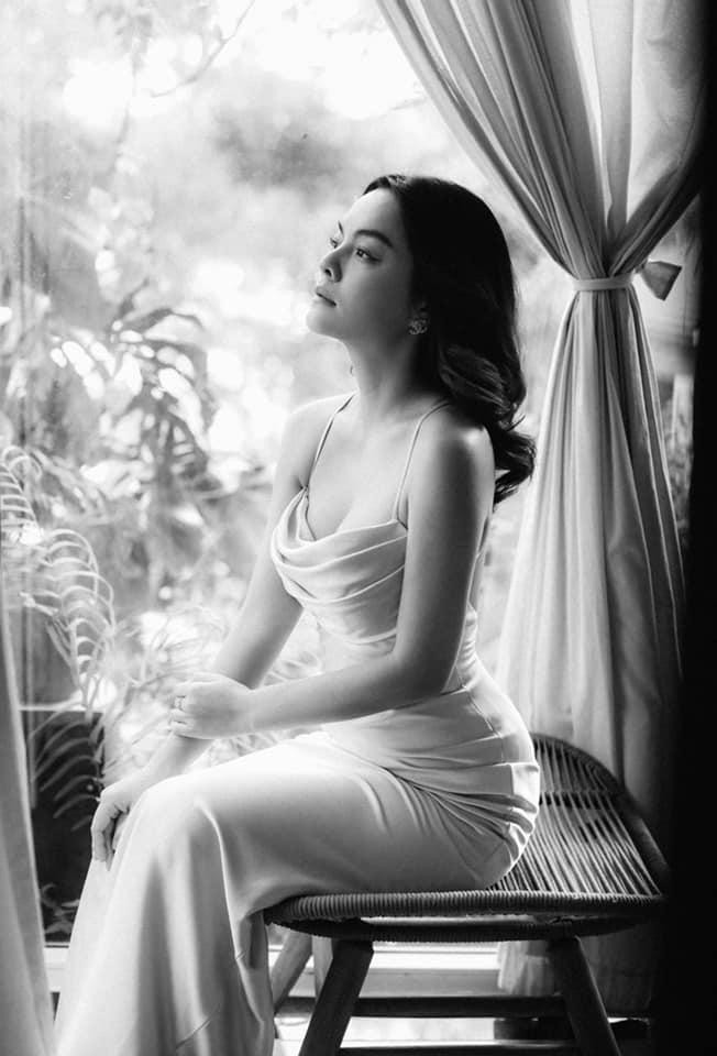 Tâm sự về cuộc sống sau khi ly hôn, Phạm Quỳnh Anh bày tỏ: “Tôi chủ động hơn, tự do hơn khi được quyết định cuộc sống của mình. Có những lúc tôi rất áp lực nhưng cảm thấy hạnh phúc vì mỗi sáng thức dậy, tôi có những mục đích mới để chinh phục. Phụ nữ ngày nay nên chủ động, mạnh mẽ, đừng để ai quyết định thay cuộc sống của mình”.