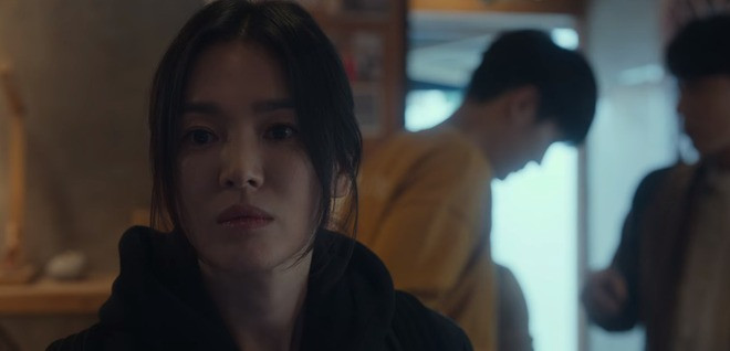 Tạo hình nhân vật của Song Hye Kyo thời sinh viên (trái) và khi trưởng thành. Ảnh: Netflix.