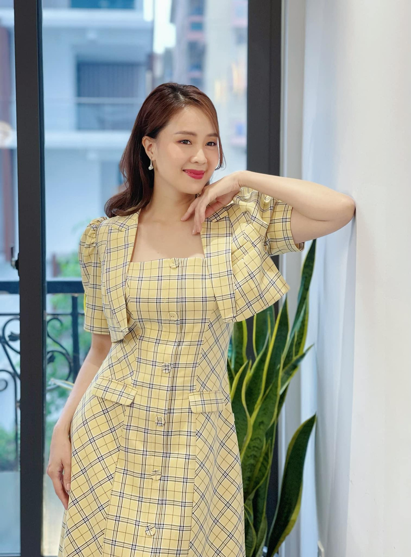 Đây cũng được cho là tạo hình vai diễn mới của Hồng Diễm. Ở bộ phim Hướng dương ngược nắng trước đây, cô đã cắt phăng mái tóc dài để thủ vai tiểu thư Cao Minh Châu.