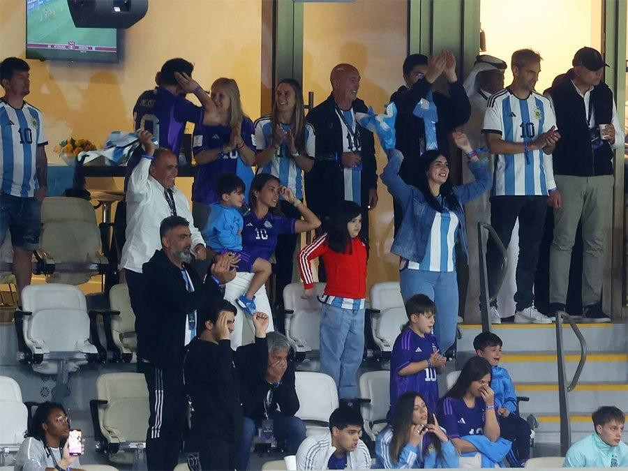 Tại sân Lusail Iconi, vợ con, bố mẹ, anh trai và em gái Messi đều có mặt. Họ thu hút sự chú ý của khán giả và báo giới trên khán đài.