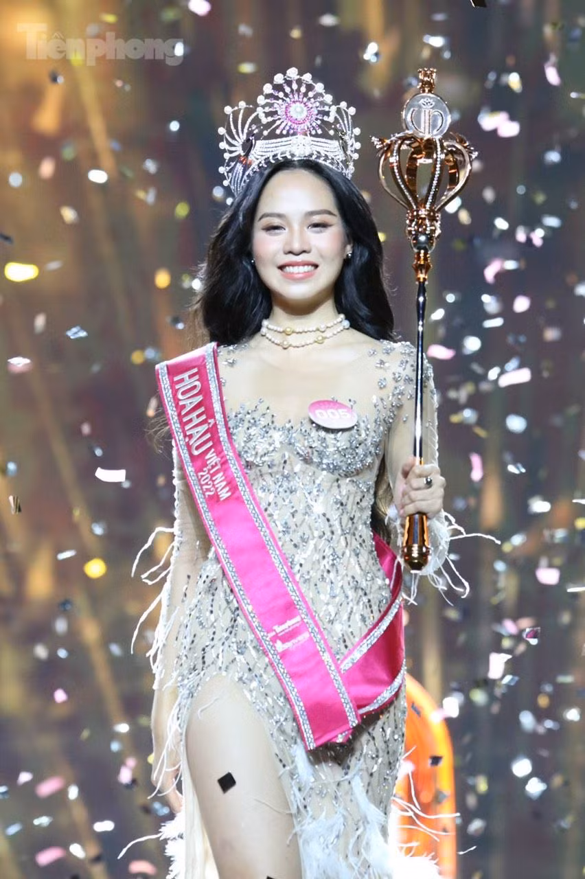 Anh chọn chất liệu đá bạc pha lê chuyển dần lông vũ tựa những cánh chim Lạc đập cánh bay về chân trời. Phần thân váy được may nối dài từ chân ngực xuống để tôn triệt để chiều cao 1,75 m của người đẹp sinh năm 2002. Ảnh: Trọng Tài.