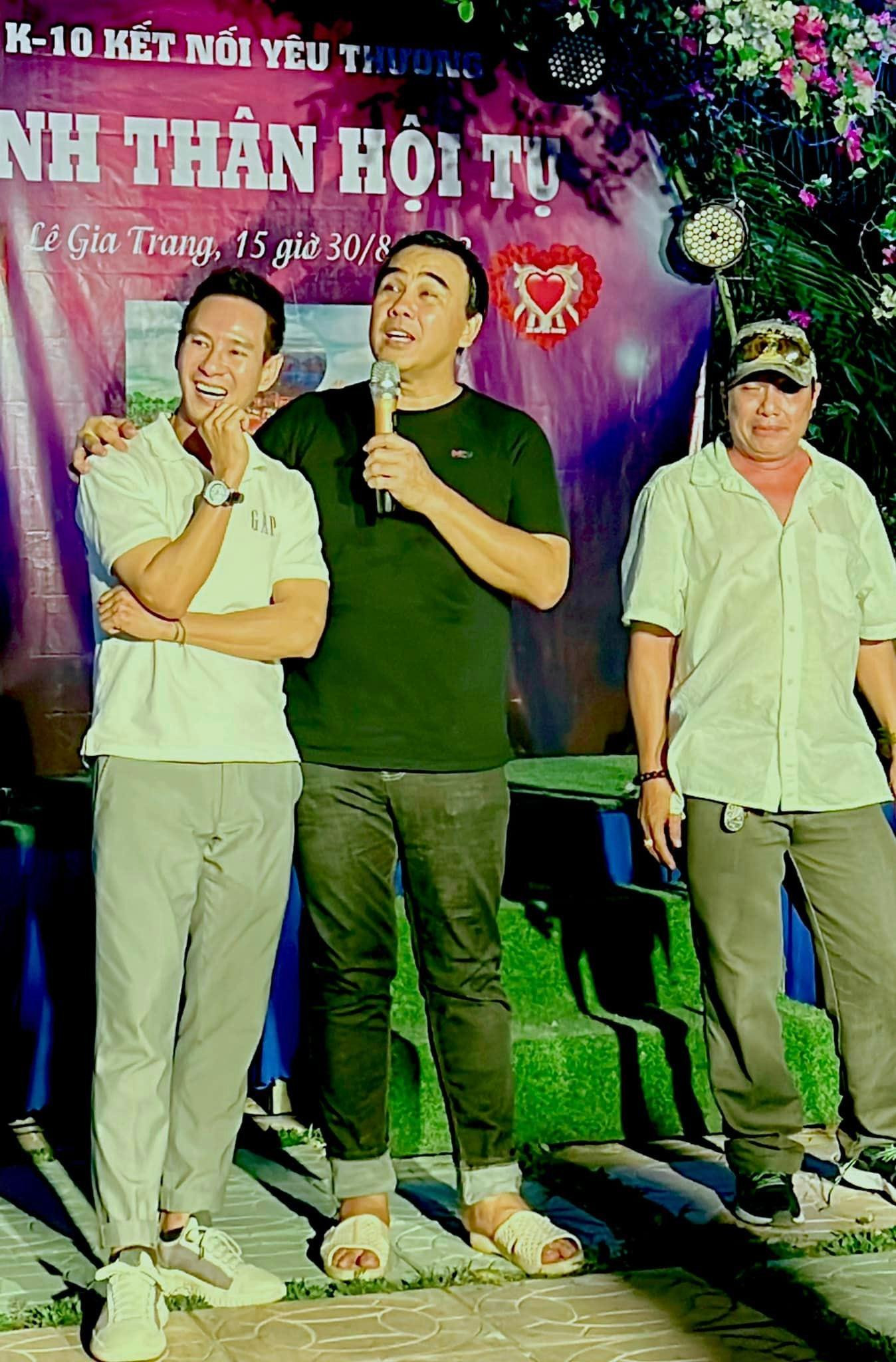 MC Quyền Linh cùng đôi dép tổ ong "huyền thoại". MC Quyền Linh cùng đôi dép tổ ong "huyền thoại".