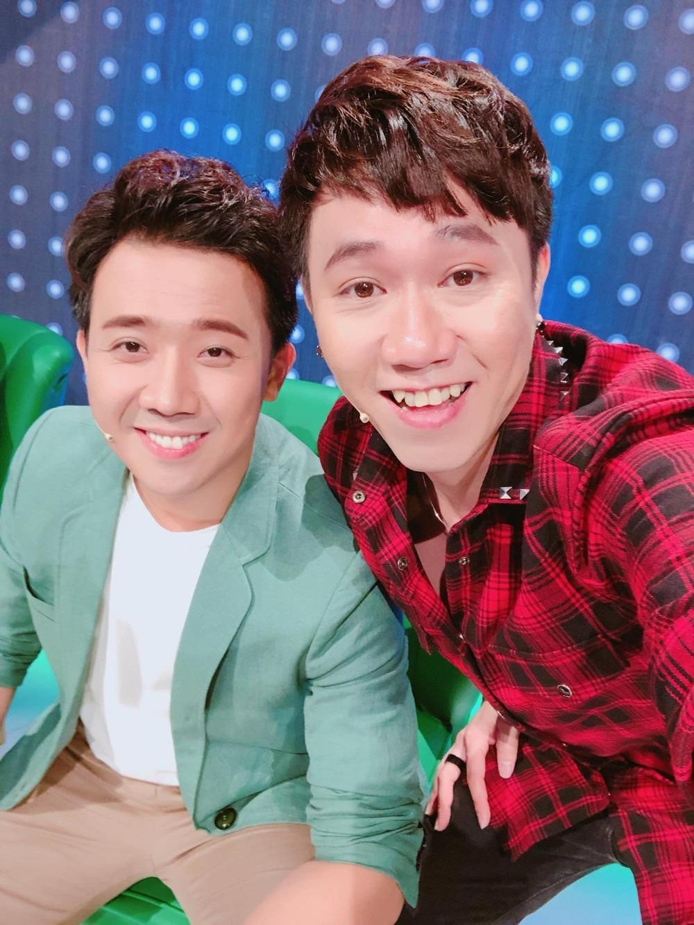 Trấn Thành và Anh Đức (áo đỏ) Trấn Thành và Anh Đức (áo đỏ)