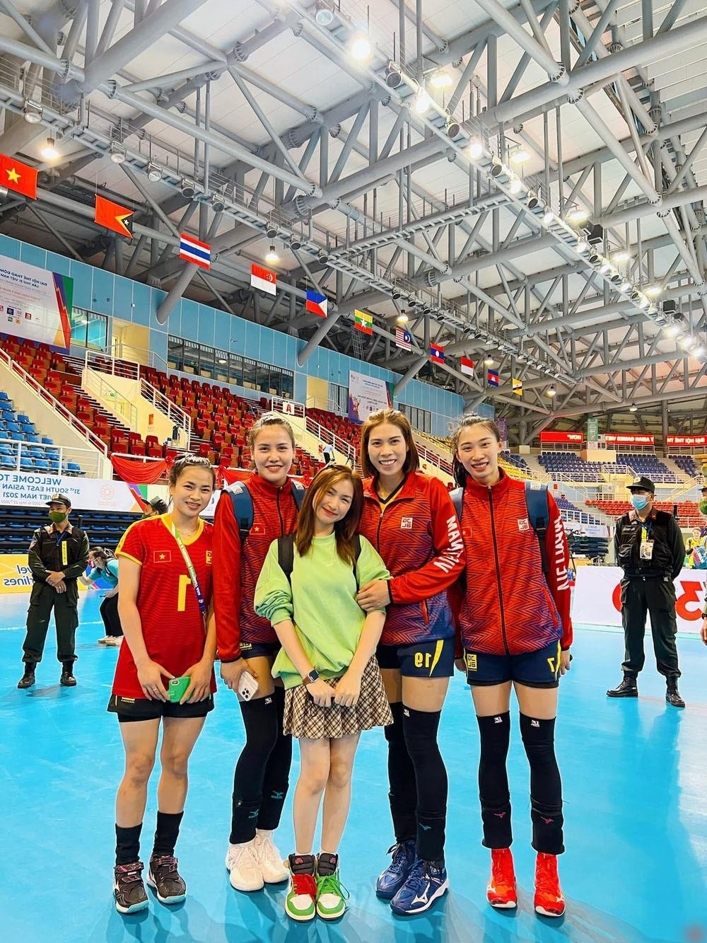 Hòa Minzy đến cổ vũ cho VĐV đội tuyển bóng chuyền nữ Việt Nam. Cô hóa học sinh trung học bên cạnh chủ công Thanh Thúy cao 1m93. Hòa Minzy đến cổ vũ cho VĐV đội tuyển bóng chuyền nữ Việt Nam. Cô hóa học sinh trung học bên cạnh chủ công Thanh Thúy cao 1m93.