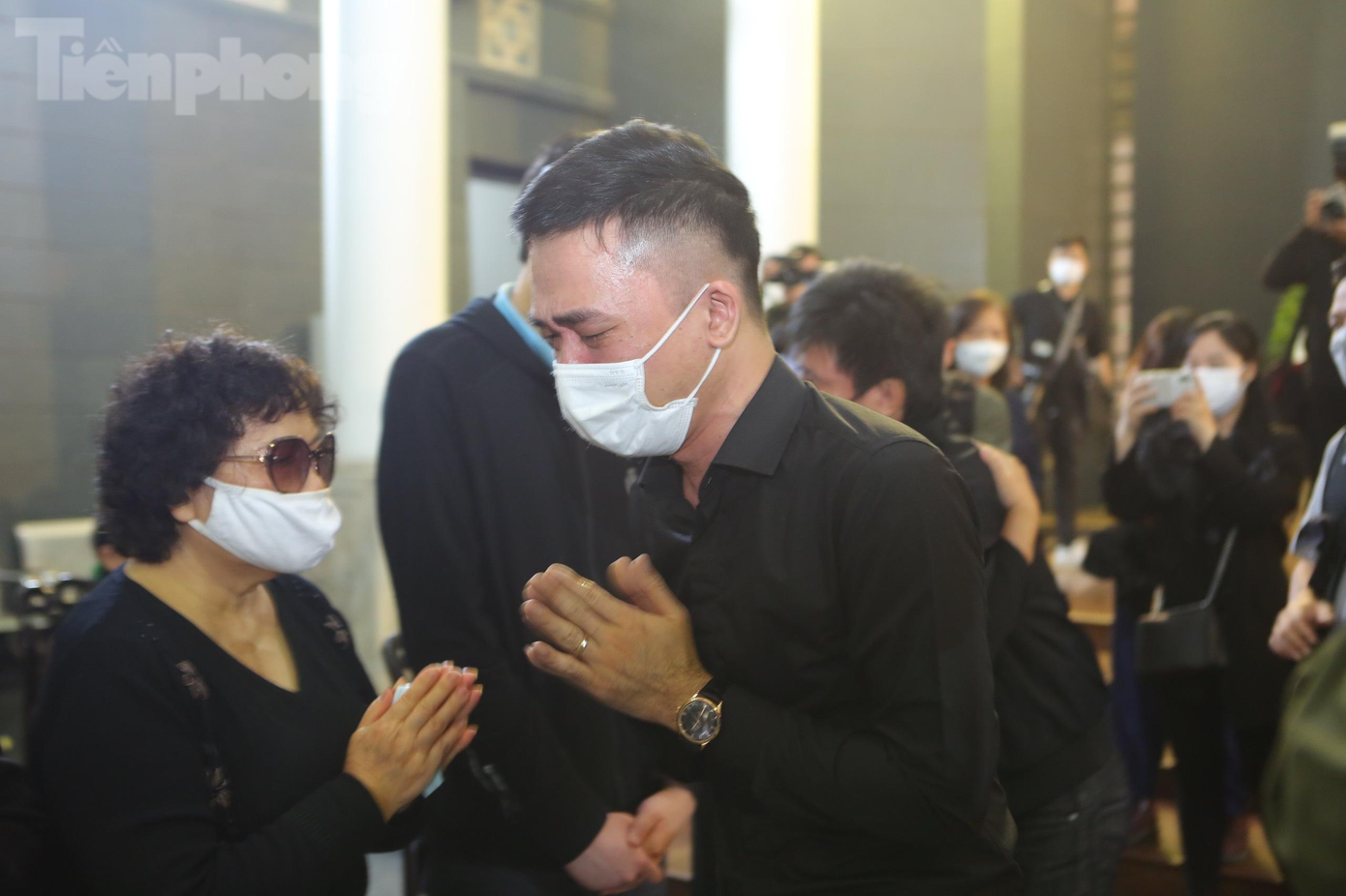 Đỗ Bảo ngậm ngùi: “Thương anh nhiều, nhưng như mọi khi em không có gì than phiền về anh cả. Luôn tin tưởng và tôn trọng anh, kính yêu và biết ơn anh. Mọi điều anh từng lựa chọn để ở gần hay xa đời sống hẳn luôn là những điều tốt nhất, phù hợp nhất với anh, và thế thì cũng thật tốt rồi. Mong anh cứ mỉm cười vững tin và thanh thản ở bất cứ nơi đâu Ngọc Châu nhé!”.