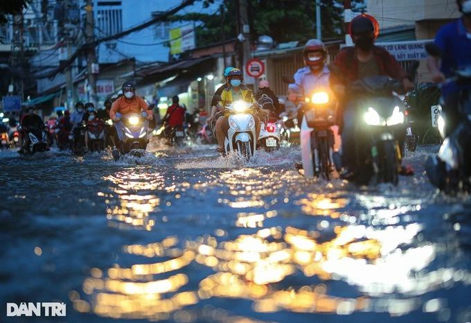 Mưa to, nước ngập khiến việc đi lại của người dân khó khăn vào giờ tan tầm ở đường Trần Xuân Soạn (quận 7, TPHCM) hồi tháng 10 (Ảnh: H.L.).