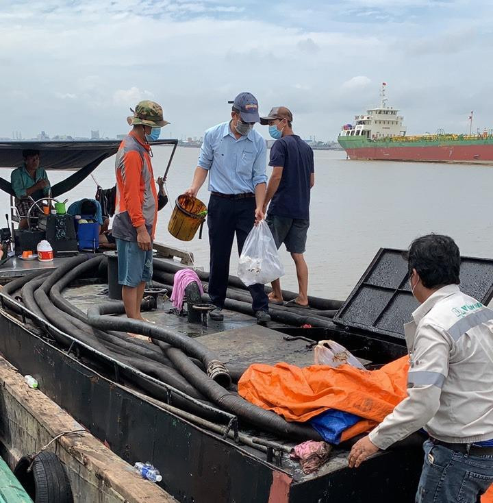 Toàn bộ hồ sơ, tang vật, phương tiện được Thủy đoàn II bàn giao cho Bộ đội Biên phòng TP Hồ Chí Minh xác minh, xử lý theo thẩm quyền. Toàn bộ hồ sơ, tang vật, phương tiện được Thủy đoàn II bàn giao cho Bộ đội Biên phòng TP Hồ Chí Minh xác minh, xử lý theo thẩm quyền.