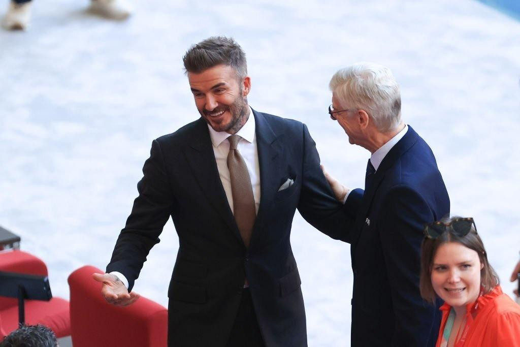 Beckham ký hợp đồng đại sứ cho Qatar trong vòng 10 năm, tính từ thời gian diễn ra World Cup 2022. Bản hợp đồng giúp huyền thoại MU “bỏ túi” 150 triệu bảng. Quyết định này khiến anh vấp phải sự chỉ trích từ một bộ phận khán giả khi họ bất bình với nhiều vấn đề tại Qatar. Cựu thủ quân tuyển Anh sau đó lên tiếng bảo vệ mình cũng như vai trò nước chủ nhà, anh muốn chia sẻ tình yêu bóng đá tới tất cả mọi người. Beckham ký hợp đồng đại sứ cho Qatar trong vòng 10 năm, tính từ thời gian diễn ra World Cup 2022. Bản hợp đồng giúp huyền thoại MU “bỏ túi” 150 triệu bảng. Quyết định này khiến anh vấp phải sự chỉ trích từ một bộ phận khán giả khi họ bất bình với nhiều vấn đề tại Qatar. Cựu thủ quân tuyển Anh sau đó lên tiếng bảo vệ mình cũng như vai trò nước chủ nhà, anh muốn chia sẻ tình yêu bóng đá tới tất cả mọi người.