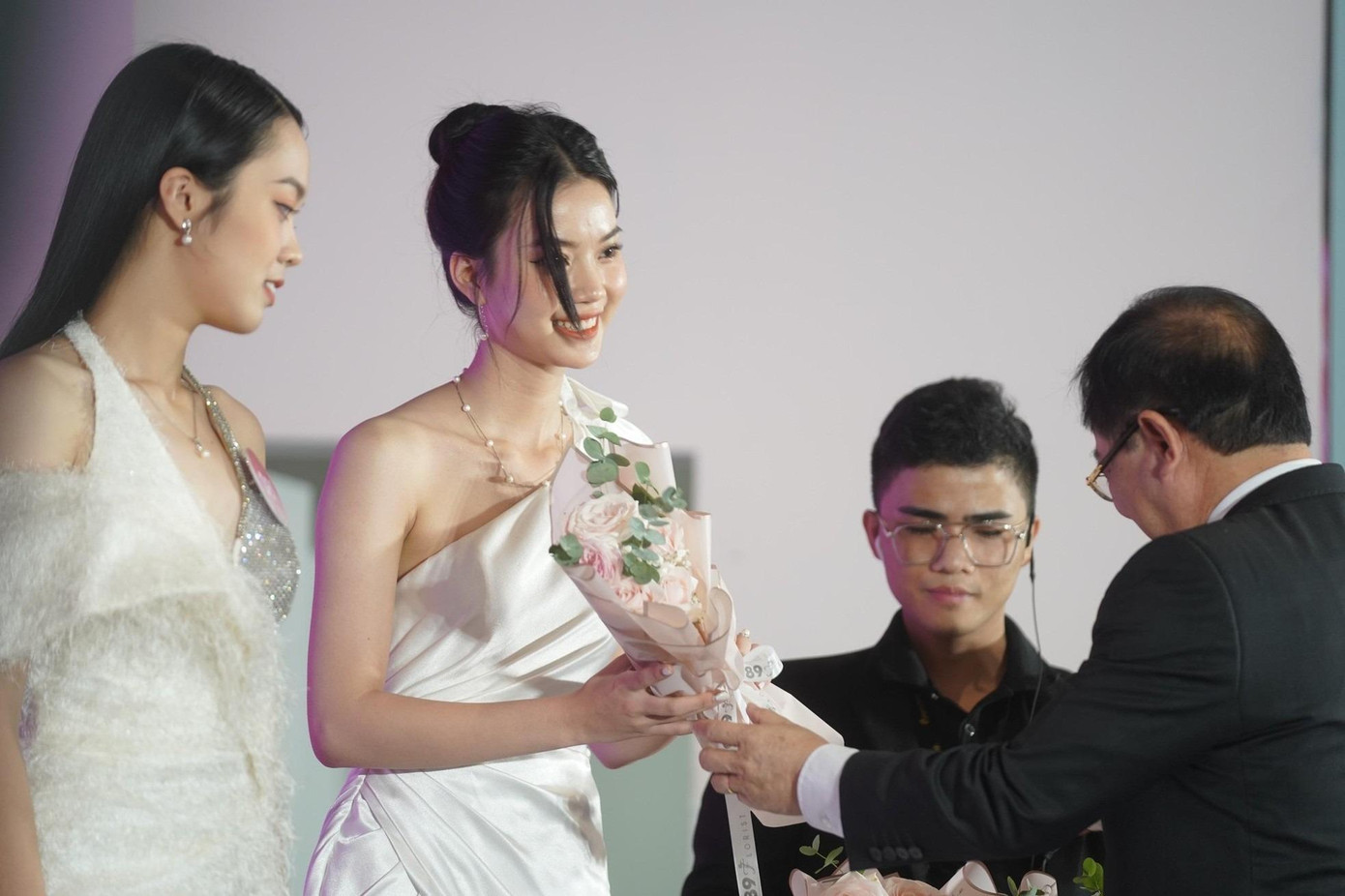 Trần Gia Hân (SBD 081), Lê Nguyễn Ngọc Hằng (SBD 166) và Hoàng Hương Giang (SBD 177) đã vào top 3 đề cử phần thi Người đẹp tài năng của cuộc thi HHVN 2022. Ảnh: Phạm Nguyễn.