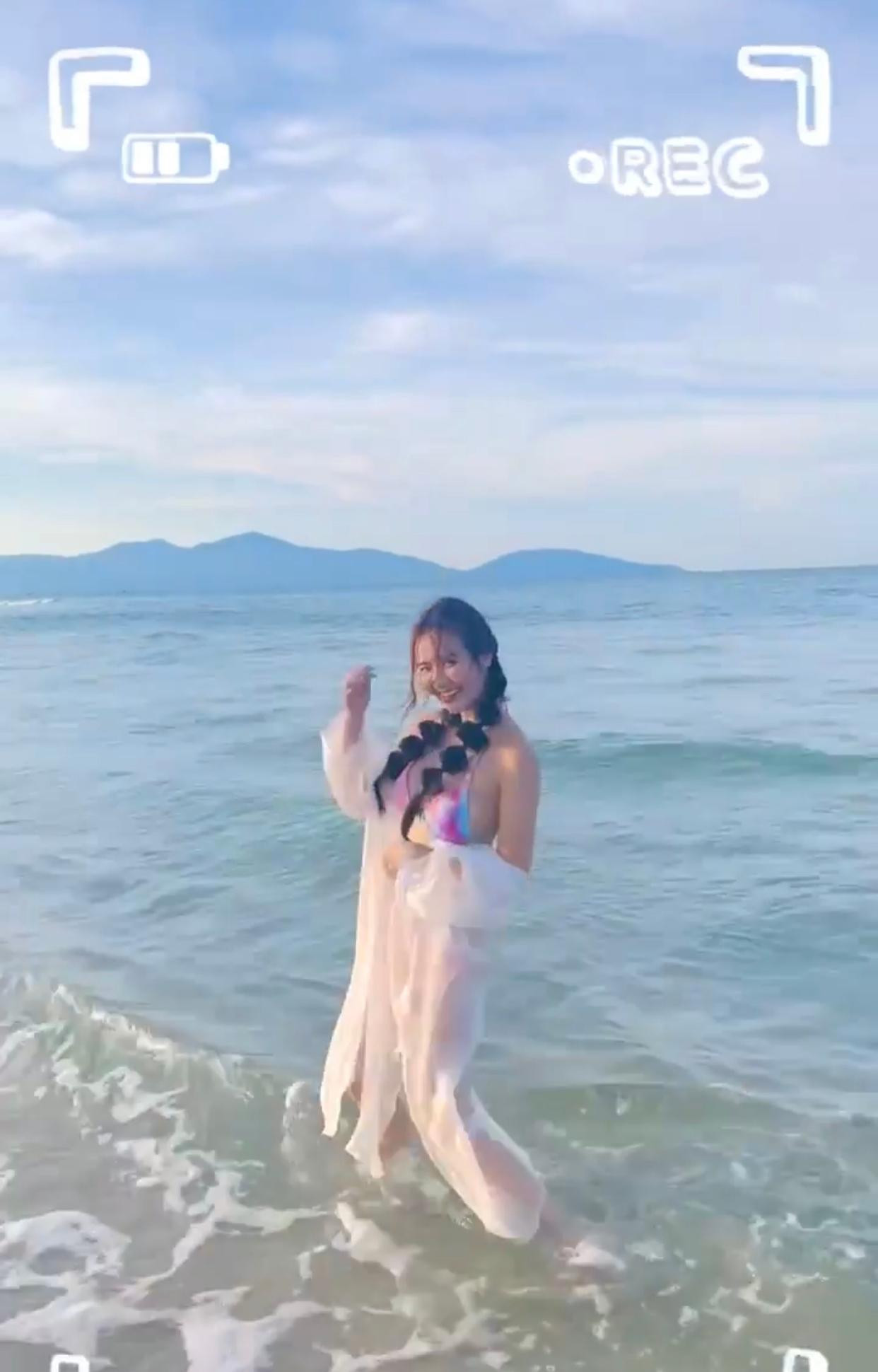 Nữ diễn viên diện bikini hai mảnh kèm áo choàng mỏng xuyên thấu và có những phút giây đùa vui trên biển. Nữ diễn viên diện bikini hai mảnh kèm áo choàng mỏng xuyên thấu và có những phút giây đùa vui trên biển.