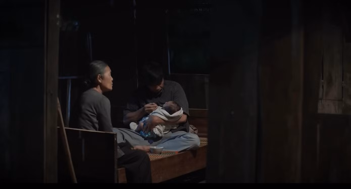 Mô mang đứa bé về nhà nuôi. Ảnh: CMH. Mô mang đứa bé về nhà nuôi. Ảnh: CMH.