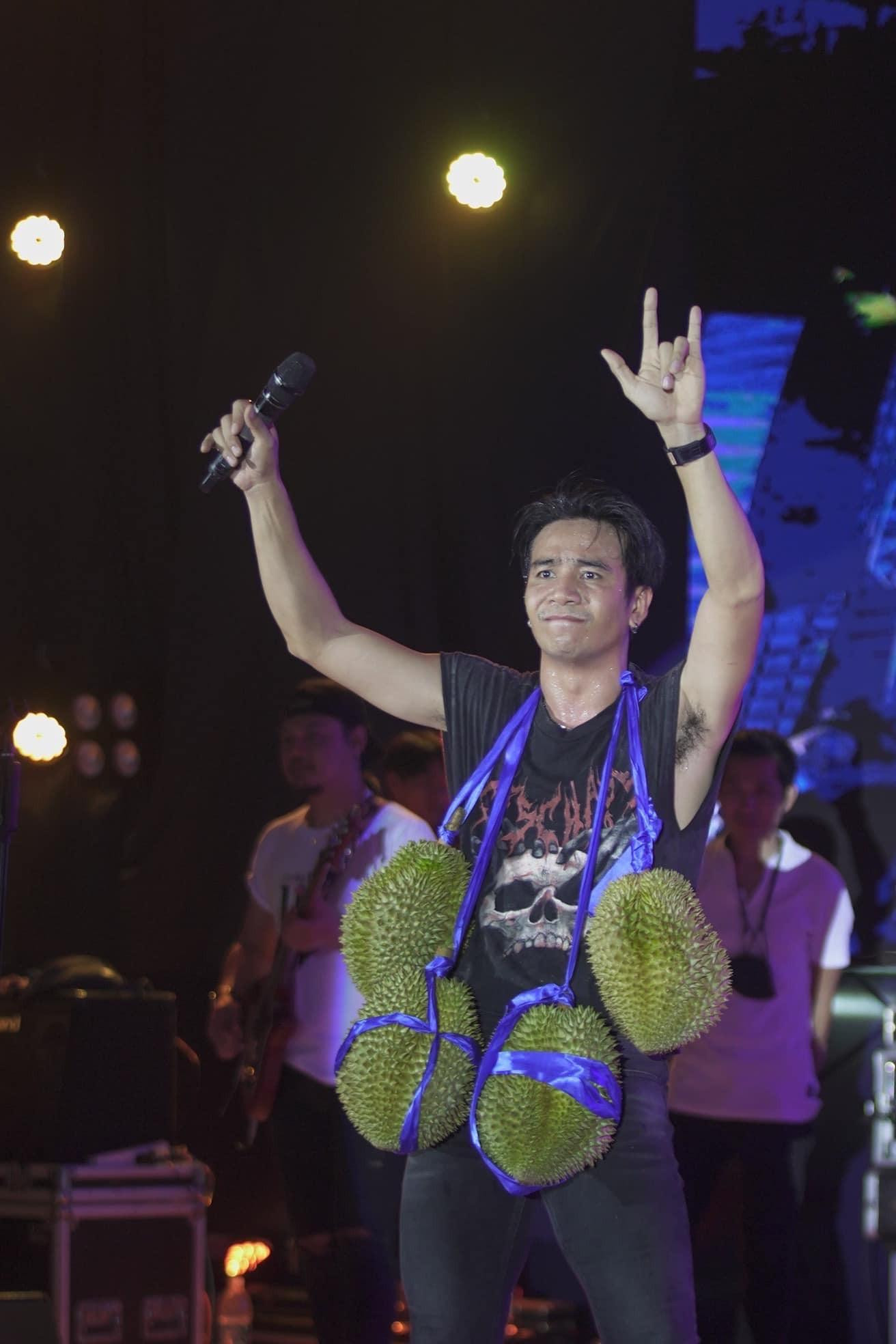 Kong Huayrai sinh năm 1987, tên thật là Akkhardet Yodchampa, là ca sĩ nổi tiếng xứ chùa vàng. Anh từng ra mắt nhiều MV ca nhạc như Boon Kao, Good Boy, Luk Huak. Trang cá nhân của giọng ca 35 tuổi thu hút hơn 1,6 triệu người theo dõi, mỗi bài đăng của anh về các món quà do người hâm mộ tặng đều nhận được tương tác lớn. Kong Huayrai sinh năm 1987, tên thật là Akkhardet Yodchampa, là ca sĩ nổi tiếng xứ chùa vàng. Anh từng ra mắt nhiều MV ca nhạc như Boon Kao, Good Boy, Luk Huak. Trang cá nhân của giọng ca 35 tuổi thu hút hơn 1,6 triệu người theo dõi, mỗi bài đăng của anh về các món quà do người hâm mộ tặng đều nhận được tương tác lớn.