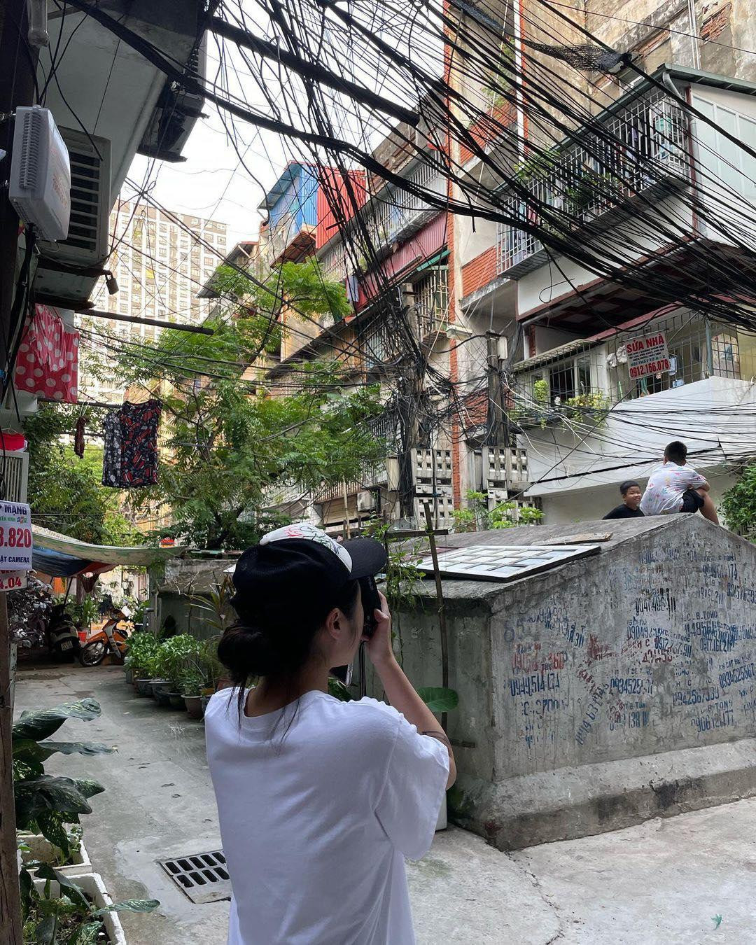 Ca sĩ Wheein check-in tại nhiều con phố ở Hà Nội Ca sĩ Wheein check-in tại nhiều con phố ở Hà Nội