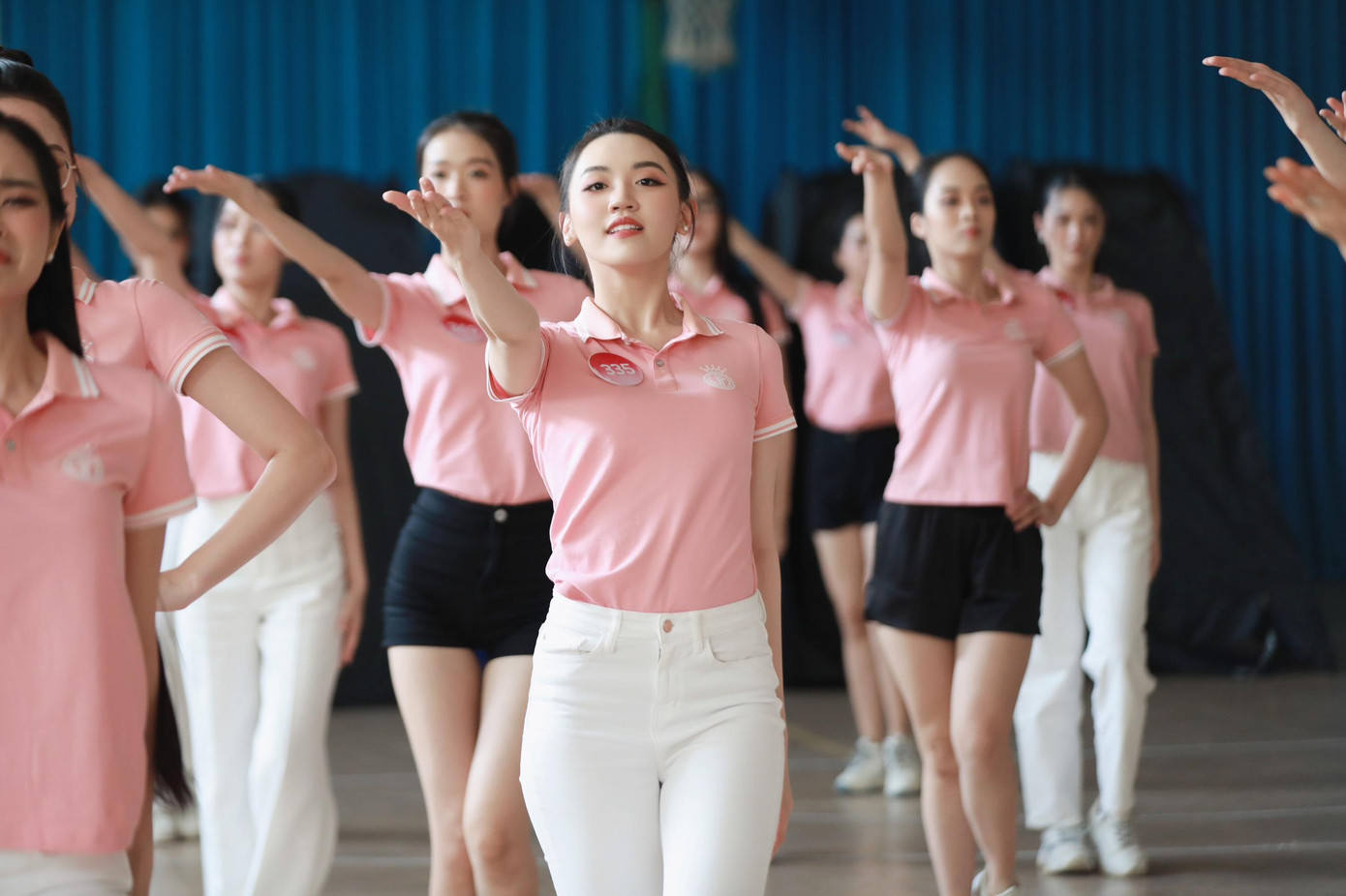 Còn ít ngày nữa đêm chung kết cuộc thi Hoa hậu Việt Nam 2022 sẽ diễn ra, top 35 thí sinh chăm chỉ luyện tập, chuẩn bị “cháy” hết mình trên sân khấu.