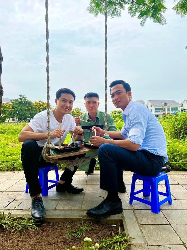 Doãn Quốc Đam cùng Thanh Sơn (áo trắng) và Xuân Phúc (giữa) Doãn Quốc Đam cùng Thanh Sơn (áo trắng) và Xuân Phúc (giữa)