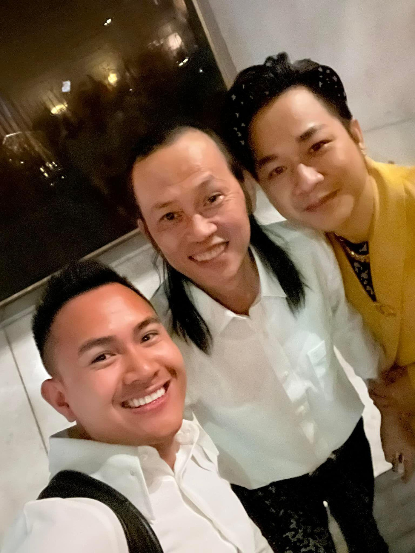 Nghệ sĩ Hoài Linh (giữa) để tóc dài, tươi tắn bên cạnh Quách Tuấn Du (áo vàng) và con trai Thành Vinh. Ảnh: FBNV Nghệ sĩ Hoài Linh (giữa) để tóc dài, tươi tắn bên cạnh Quách Tuấn Du (áo vàng) và con trai Thành Vinh. Ảnh: FBNV