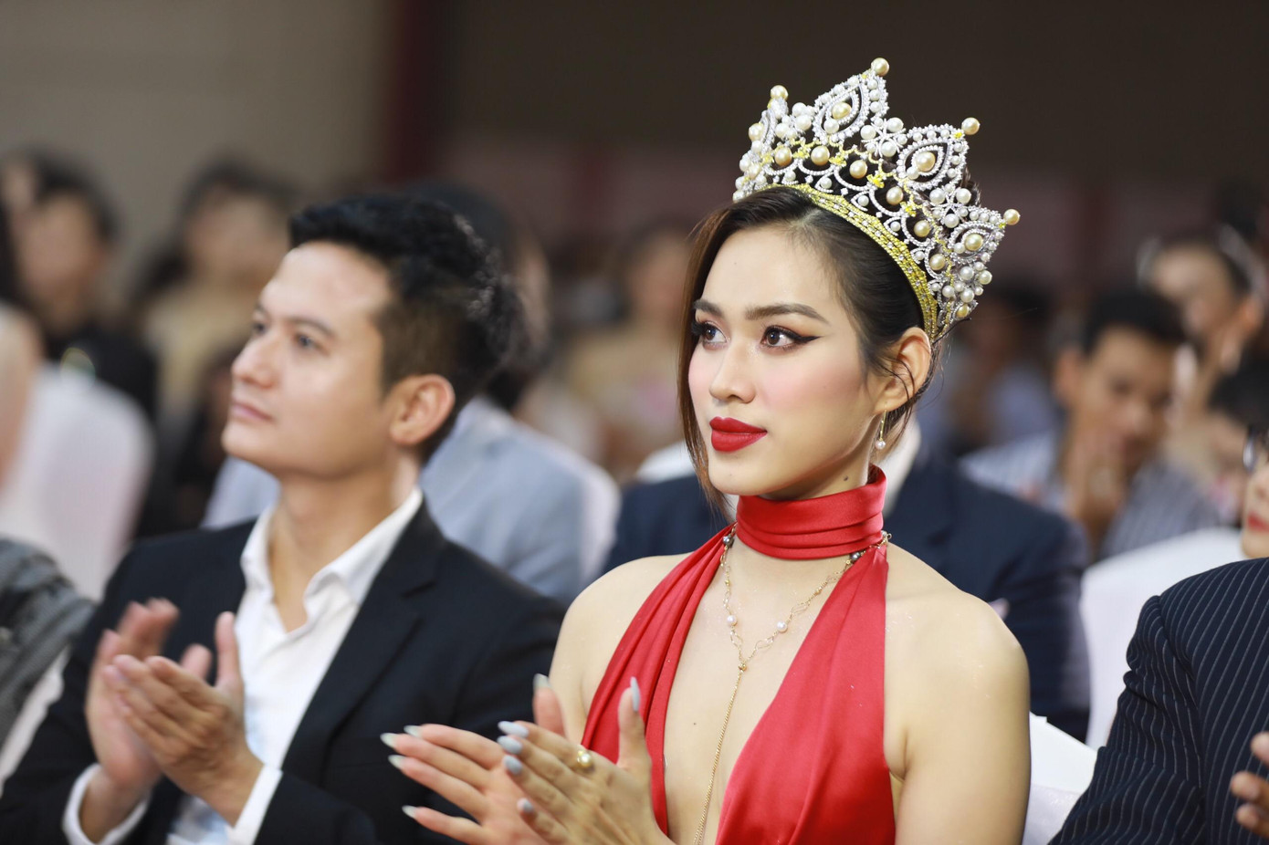 Sau khi hoàn thành lịch thi vào buổi sáng, hoa hậu cho biết cô đến thẳng sân bay và mất thêm thời gian chờ đợi do chuyến bay hoãn. Sát giờ họp báo, cô chỉ có 30 phút để trang điểm.