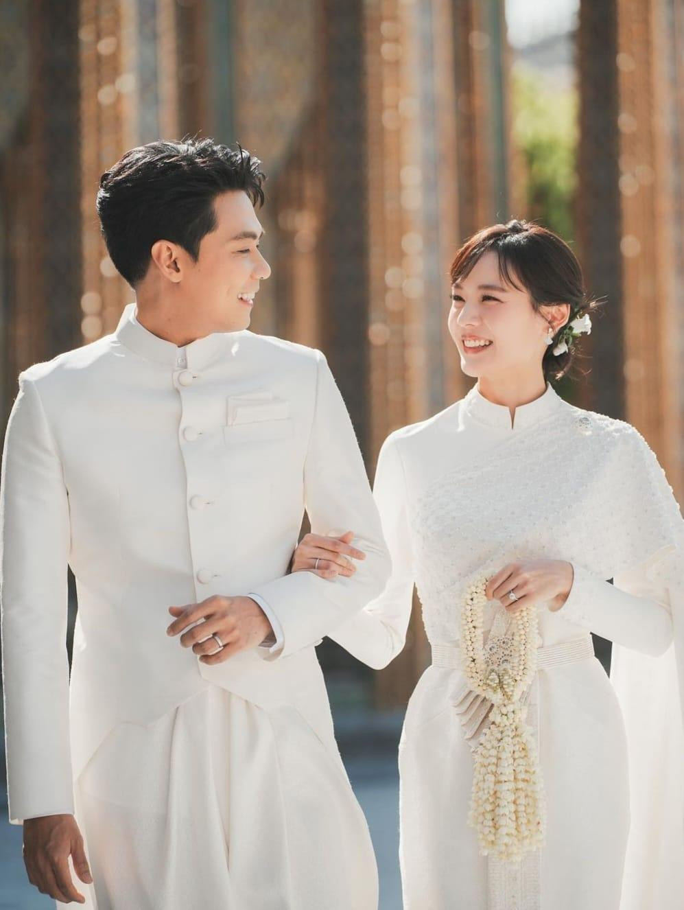 Không giống những đám cưới của nhiều nghệ sĩ khác tổ chức tại khách sạn đắt đỏ, hôn lễ của Pattie Ungsumalynn và Dan Worrawech diễn ra tại chùa Wat Rajbopit, Bangkok ngày 2/11, chỉ có gia đình và bạn bè thân thiết tham dự. Không giống những đám cưới của nhiều nghệ sĩ khác tổ chức tại khách sạn đắt đỏ, hôn lễ của Pattie Ungsumalynn và Dan Worrawech diễn ra tại chùa Wat Rajbopit, Bangkok ngày 2/11, chỉ có gia đình và bạn bè thân thiết tham dự.