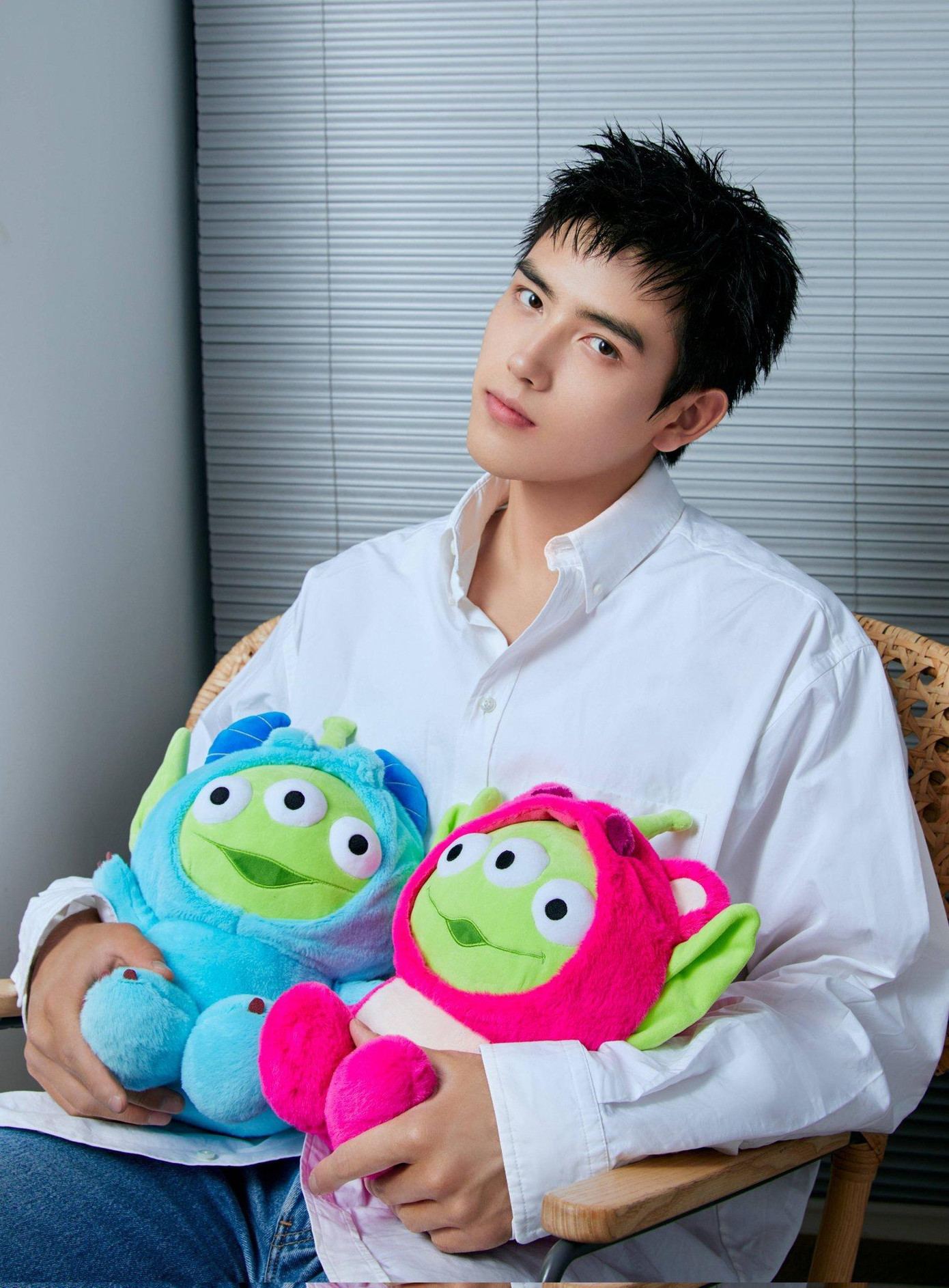 Trần Phi Vũ là nam diễn viên đang làm mưa làm gió trên màn ảnh nhỏ tháng 11 khi đóng chính trong bộ phim Bật lửa và váy công chúa (tên khác: Chiếu Sáng Anh, Sưởi Ấm Em), chuyển thể từ tiểu thuyết cùng tên của nhà văn Twentine. Nam diễn viên được khen thể hiện nhân vật chính Lý Tuân một cách hoàn hảo, như soái ca trong truyện bước ra. Ảnh: Weibo. Trần Phi Vũ là nam diễn viên đang làm mưa làm gió trên màn ảnh nhỏ tháng 11 khi đóng chính trong bộ phim Bật lửa và váy công chúa (tên khác: Chiếu Sáng Anh, Sưởi Ấm Em), chuyển thể từ tiểu thuyết cùng tên của nhà văn Twentine. Nam diễn viên được khen thể hiện nhân vật chính Lý Tuân một cách hoàn hảo, như soái ca trong truyện bước ra. Ảnh: Weibo.