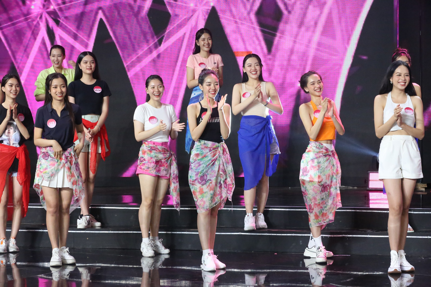 35 cô gái miệt mài, hăng say trong từng nhịp nhảy, bước đi, thể hiện năng lượng tràn trề dù phải luyện tập đến 12 giờ đêm.