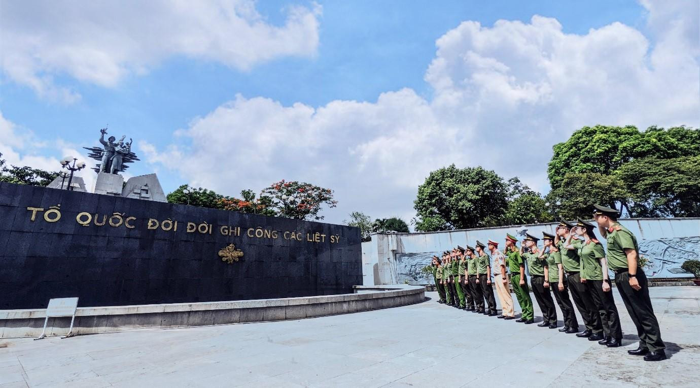Thanh niên CATP Hà Nội thành kính tưởng nhớ các anh hùng liệt sĩ tại nghĩa trang quốc gia Đường 9