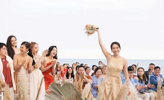 Diệu Nhi là người bắt được hoa cưới. Cô chia sẻ trên trang cá nhân: "Sau hai tiếng bắt được hoa cưới, tôi đã bắt được cô dâu tối nay". Ảnh: Kiengcan Studio