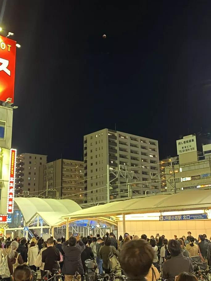 Một người dân Tokyo chụp bằng iPhone của mình - Ảnh: TortaP|Leo/TWITTER Một người dân Tokyo chụp bằng iPhone của mình - Ảnh: TortaP|Leo/TWITTER