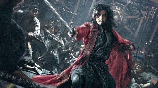 Tạo hình Kiều Phong của Chân Tử Đan ở tuổi 59. Khán giả lo sợ Thiên Long Bát Bộ: Kiều Phong truyện sẽ đi theo vết xe đổ của Cứu nạn. Ảnh: Sina. Tạo hình Kiều Phong của Chân Tử Đan ở tuổi 59. Khán giả lo sợ Thiên Long Bát Bộ: Kiều Phong truyện sẽ đi theo vết xe đổ của Cứu nạn. Ảnh: Sina.