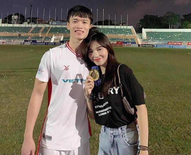 Gia Hân thường xuyên chia sẻ hình ảnh ra sân cổ vũ bạn trai thi đấu.