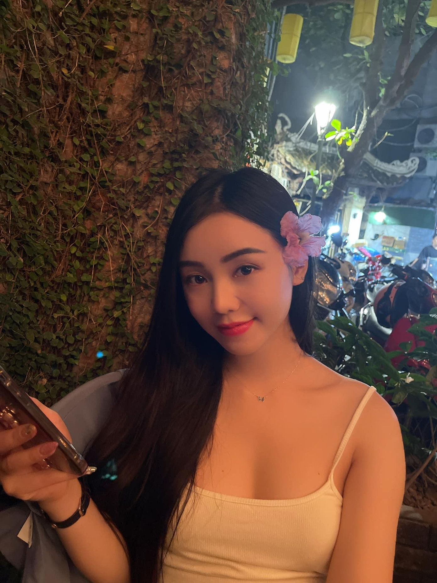 Diễn viên Quỳnh Kool vừa chia sẻ những tấm hình khoe vòng một căng tràn gây “bão” mạng xã hội.