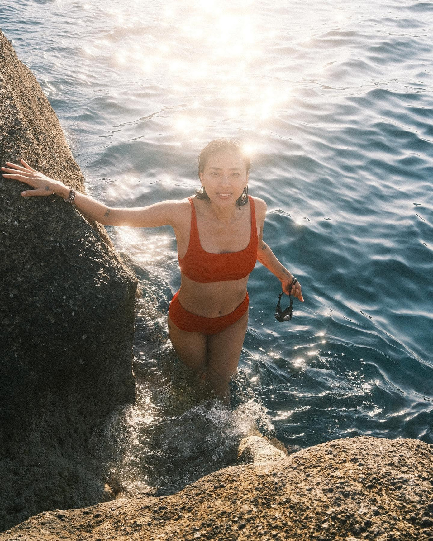 Trong chuyến đi đến đảo thiên đường Milos (Hy Lạp), nữ diễn viên được ông xã chụp lại những khoảnh khắc đẹp làm kỷ niệm.