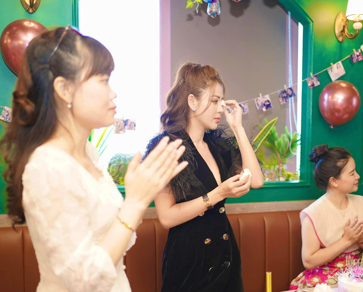 Tiệc sinh nhật được tổ chức mới đây khiến nữ diễn viên xúc động rơi nước mắt.