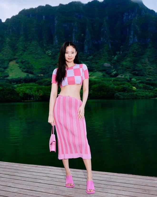 Đặc biệt, chiếc áo crop top có giá ơn 10 triệu đồng này rất được lòng các mỹ nhân showbiz thời gian gần đây.