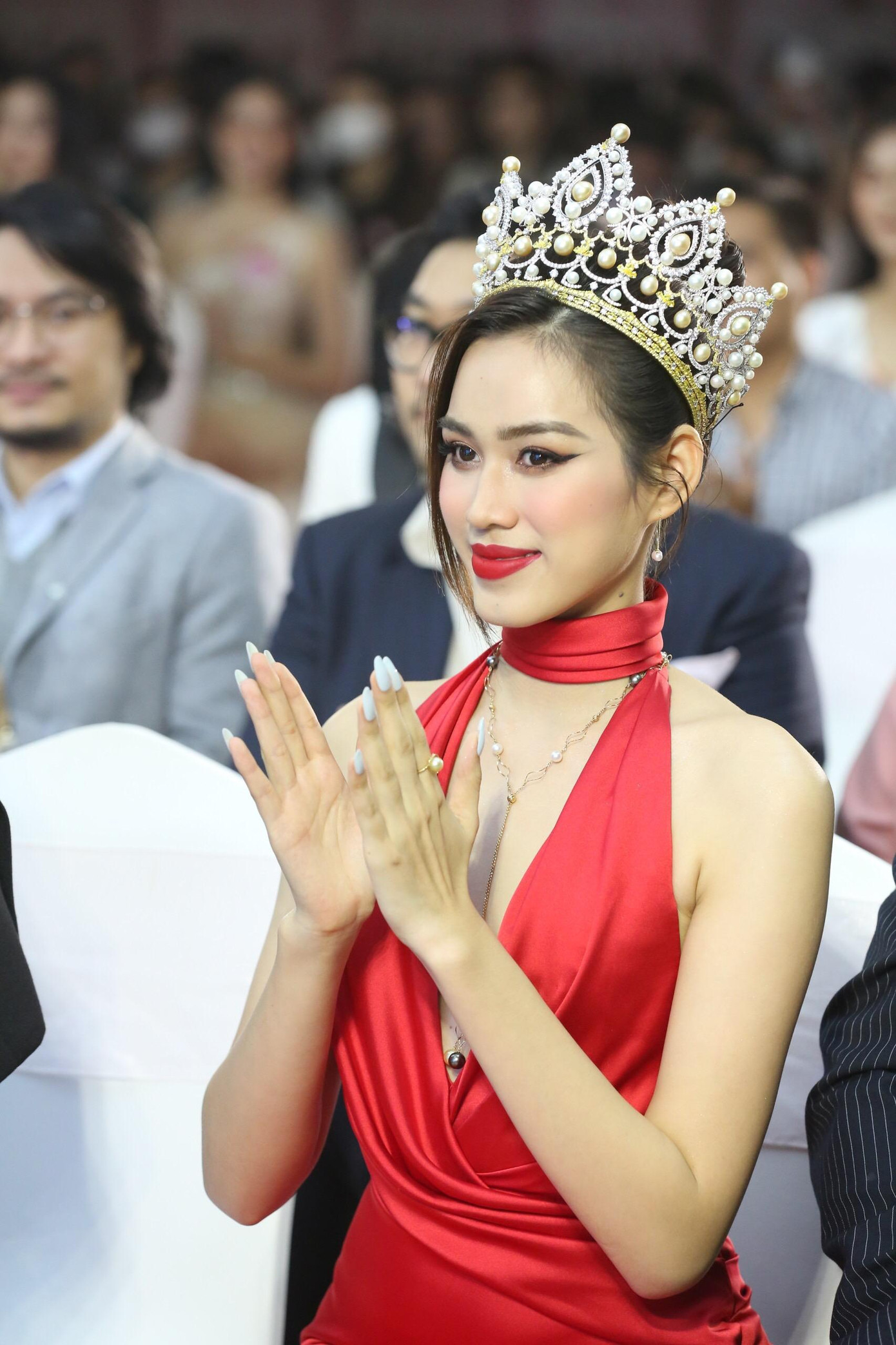 Hoa hậu Việt Nam 2022 Đỗ Thị Hà nổi bật với bộ váy đỏ cắt xẻ khoe vòng một gợi cảm trên thảm đỏ họp báo công bố vương miện và vật phẩm đăng quang Hoa Hậu Việt Nam 2022.